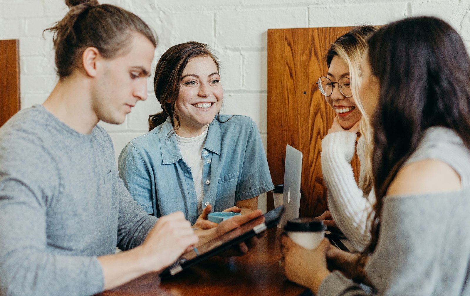 Equipo conversando y revisando información comercial en una tablet